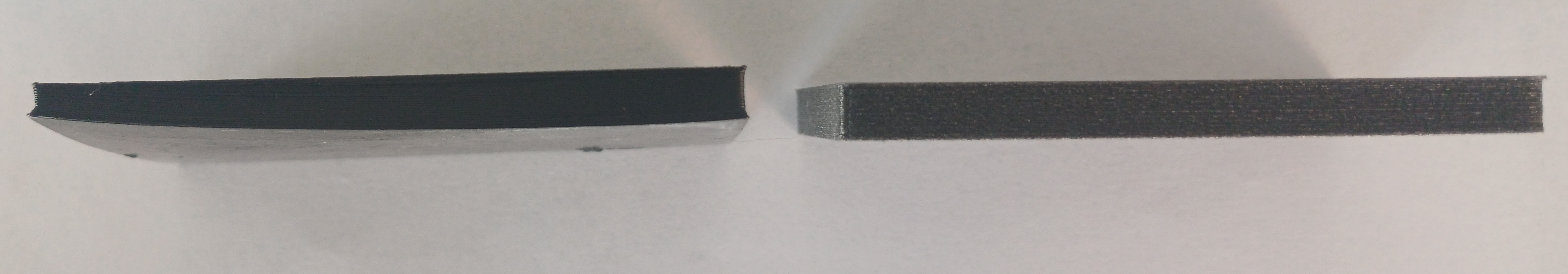 ABS ve ABS-GF warping karşılaştırması: solda saf ABS çarpılmış, sağda cam elyaf takviyeli ABS düz